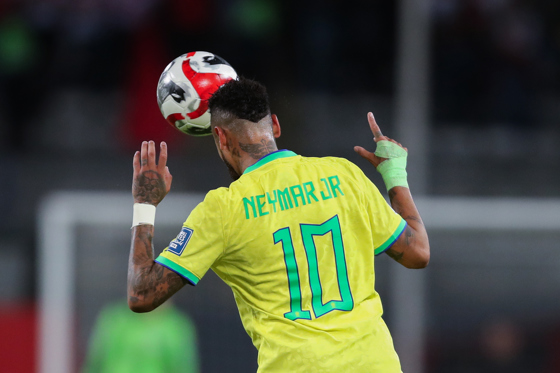 Neymar con el 10 en su polo.