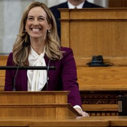 Sherrill habla español para hablar con los latinos