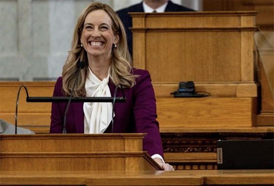 Sherrill habla español para hablar con los latinos