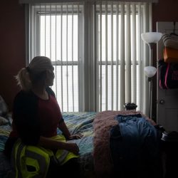 Manejó un autobús escolar durante 21 años. Ahora perdió su autorización legal para trabajar