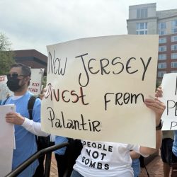Los Defensores de los inmigrantes en NJ protestan contra la empresa creadora del software de rastreo de inmigrantes