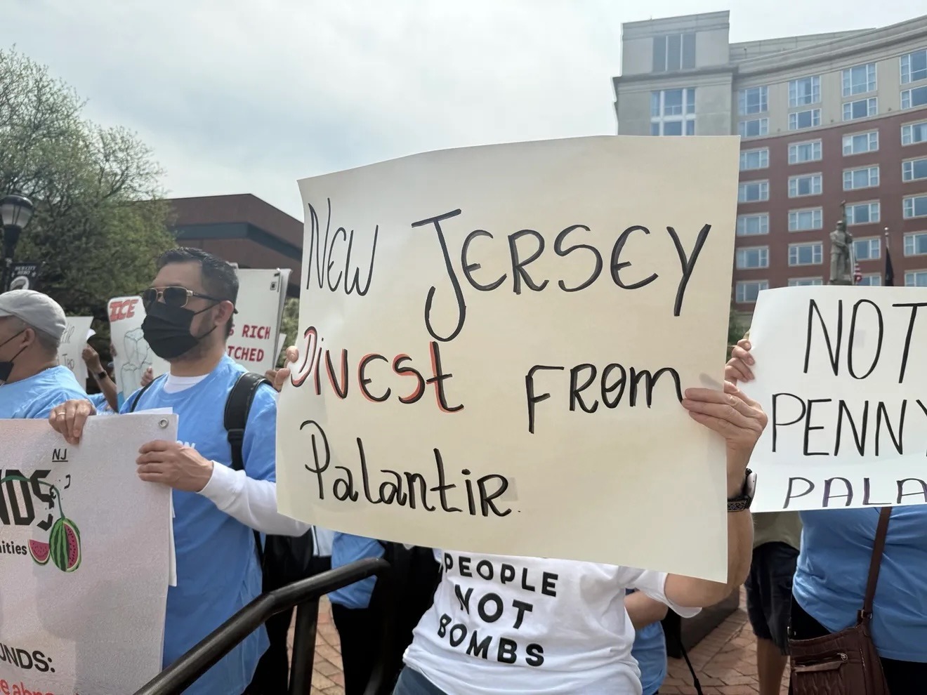 Los manifestantes se reunieron en Monument Square Park en New Brunswick el 15 de abril para protestar contra la inversión del estado en la empresa Palantir Technologies, que ha desarrollado softwares utilizados para deportar inmigrantes. Imagen proporcionada por Diego Bartesaghi 
