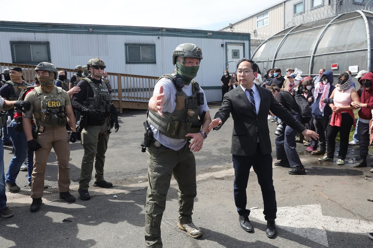 El senador estadounidense Andy Kim intenta hablar con funcionarios de ICE y manifestantes para llegar a un acuerdo y que nadie sea arrestado o detenido mientras los oficiales de ICE intentan mover a los manifestantes para despejar el acceso a través de las puertas de su instalación y mantener la carretera principal abierta. Chris Pedota, Para NJ.com