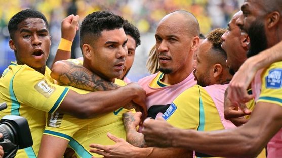 Casemiro y Martinelli dan vida a Brasil.