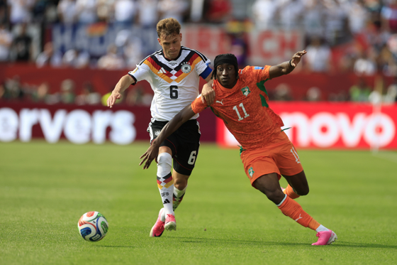oshua Kimmich (i), de Alemania, disputa el balón con Yan Diomande, de Costa de Marfil, en un partido del grupo E del Mundial de la FIFA 2026 entre Alemania y Costa de Marfil en el estadio BMO en Toronto (Canadá). EFE/ Bienvenido Velasco