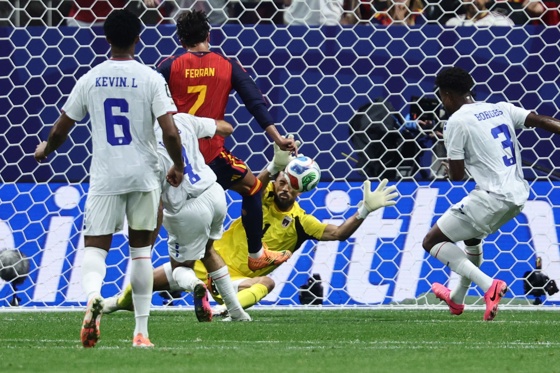 El portero de Cabo Verde, Vozinha (c), en acción ante Ferrán Torres (3i), de España, durante el partido del Mundial 2026 que disputan España y Cabo Verde, en Atlanta. EFE/RONALD WITTEK
