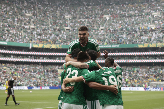 Jugadores de México celebran un gol este jueves, durante un partido del grupo A del Mundial de la FIFA 2026 entre México y Sudáfrica en el estadio Ciudad de México (México). EFE/ José Méndez