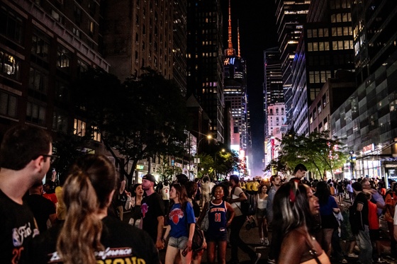 Un total de 63 personas fueron detenidas este domingo en Nueva York durante las celebraciones por la victoria de los Knicks en la NBA, según confirmó a EFE el Departamento de Policía de la ciudad (NYPD, inglés). EFE/EPA/LAURA BRETT