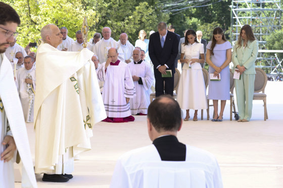 El papa León XIV oficia la misa del Corpus en Madrid ante una multitud de personas y autoridades, entre ellas, la familia real. EFE/José Jiménez/Casa Real/