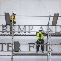 Centro Kennedy borra Trump de su fachada.