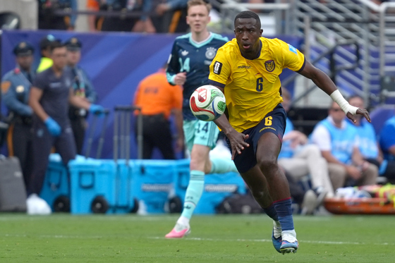 Willian Pacho, de Ecuador, controla el balón en un partido del grupo E del Mundial de la FIFA 2026 entre Ecuador y Alemania en el estadio MetLife de Nueva Jersey (Estados Unidos). EFE/Octavio Guzmán