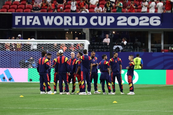 España inspecciona el tereno de juego del Atlanta Stadium, Estados Unidos. EFE/EPA/RONALD WITTEK