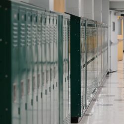 Escuelas de NJ sin aire acondicionado enfrentan otra ola de calor.
