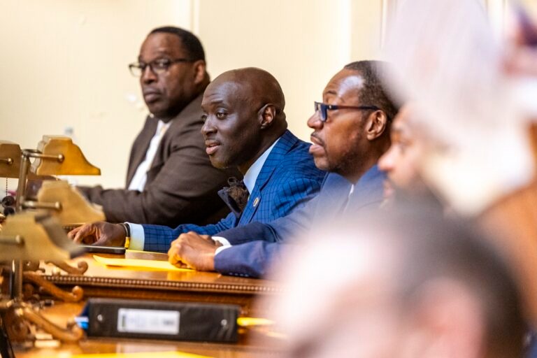 El asambleísta Kenyatta Stewart, en el centro, en la cámara de la Asamblea en Trenton el 11 de junio de 2026. (Foto: Anne-Marie Caruso/New Jersey Monitor)