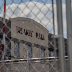 Las protestas no son solo en Delaney Hall. Las voces se escuchan en otros lugares