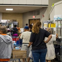 Recortes federales y el aumento de los precios de los alimentos conducen a más hambre para estadounidenses.
