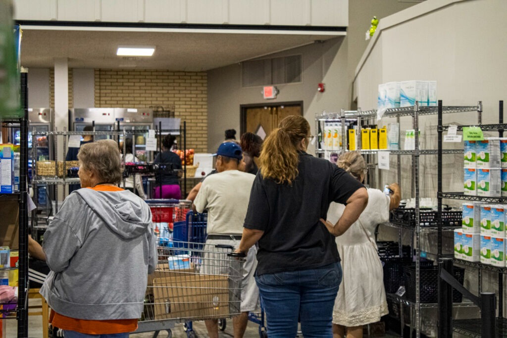 La semana pasada, varias personas se abastecían en el banco de alimentos Ritenour Co-Care, a las afueras de San Luis (St. Louis). Esta organización sin fines de lucro ha observado una creciente demanda debido al aumento vertiginoso de los precios de los alimentos y a que miles de habitantes de Misuri han perdido la asistencia alimentaria federal. (Foto cortesía de Ritenour Co-Care Food Pantry)