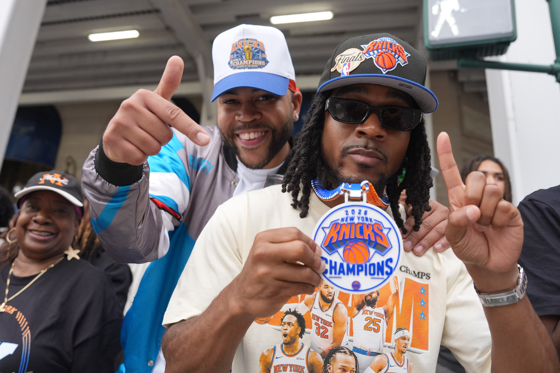 Aficionados de los Knicks de Nueva York animan este jueves, previo al desfile del equipo tras ser campeones de la NBA en Nueva York (Estados Unidos). EFE/ Ángel Colmenares