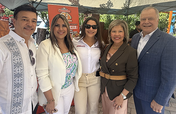 (i-d) James Rivera, Clarisa Romero, Valesca Ricardo, Dra. Patricia Campos-Medina y su esposo Bob Medina.