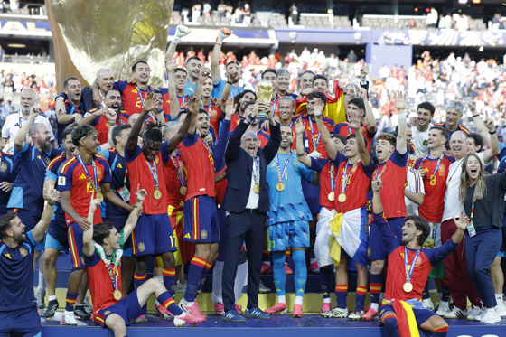 Liga de Naciones con España contra Inglaterra