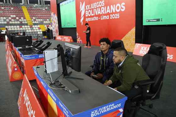 Fotografía de archivo del 21 de noviembre de 2025 en la que se observa a los jugadores de 'e-football' Angel García (i), de Colombia, y Michael Lawson (d), de Panamá, al disputar un partido en Lima (Perú) en el marco de los vigésimos Juegos Bolivarianos de Ayacucho y Lima 2025. EFE/ Paolo Aguilar