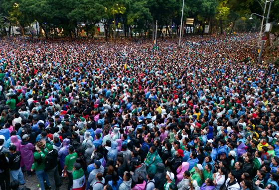 Fotografía aérea de archivo que muestra a aficionados de México reunidos en el Angel de la Independencia durante un partido por los octavos de final del Mundial de la FIFA 2026 entre México e Inglaterra, en Ciudad de México (México). EFE/ Tomás Pérez