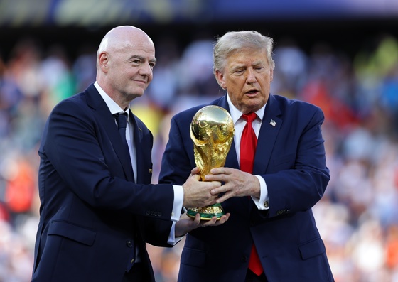 Infantino retrocede. Infantino retrocede.