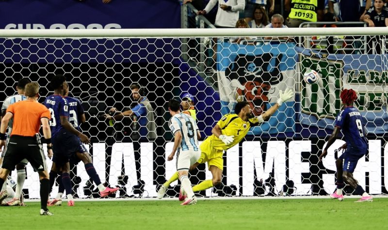 Detalle de la acción del gol definitivo con el que Argentina le ganó 3-2 a Cabo Verde el partido por los dieciseisavos de fina del Mundial 2026 jugado en Miami (EE.UU.). EFE/RONALD WITTEK