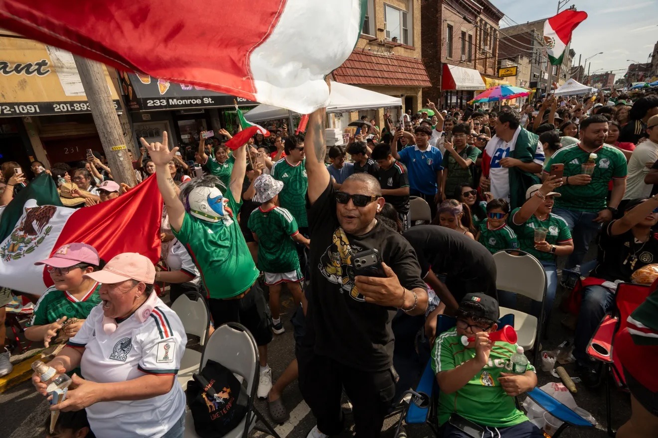 11 de junio de 2026; Passaic, NJ, EE. UU.; Aficionados reaccionan tras la victoria de México sobre Sudáfrica durante una celebración para ver el Mundial en la intersección de Monroe Street y Hamilton Avenue en Passaic. Michael Karas, NorthJersey.com