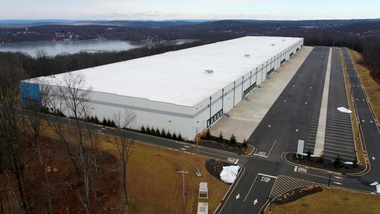 Vista aérea de un almacén vacío de 470,044 pies cuadrados ubicado en la Ruta 46 en Roxbury, que es el sitio propuesto para un nuevo centro de detención ICE. Roxbury, N.J. 16 de enero de 2026. André Malok, NJ.com