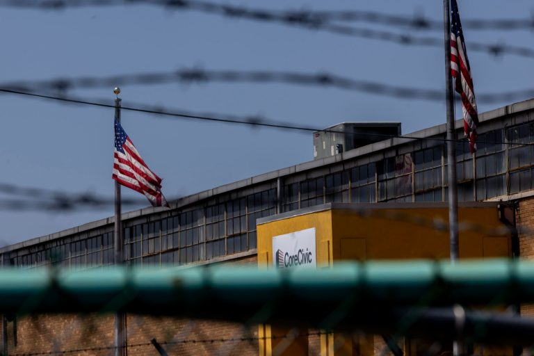 Los jueces que supervisan los tribunales de inmigración en lugares como Elizabeth están negando cada vez más la fianza a casi todos los inmigrantes detenidos que comparecen ante ellos, como parte de la campaña de deportación masiva del gobierno de Trump. (Foto de Anne-Marie Caruso/New Jersey Monitor)