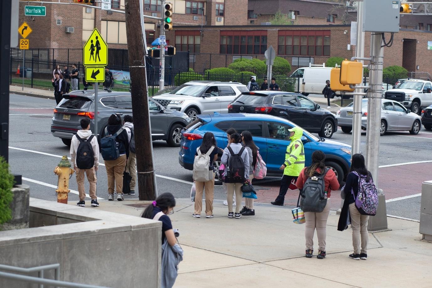 Se ve a estudiantes tras la salida de clases en la escuela secundaria Science Park High School de Newark, Nueva Jersey, el martes 15 de abril de 2025. (Erica S. Lee para Chalkbeat)