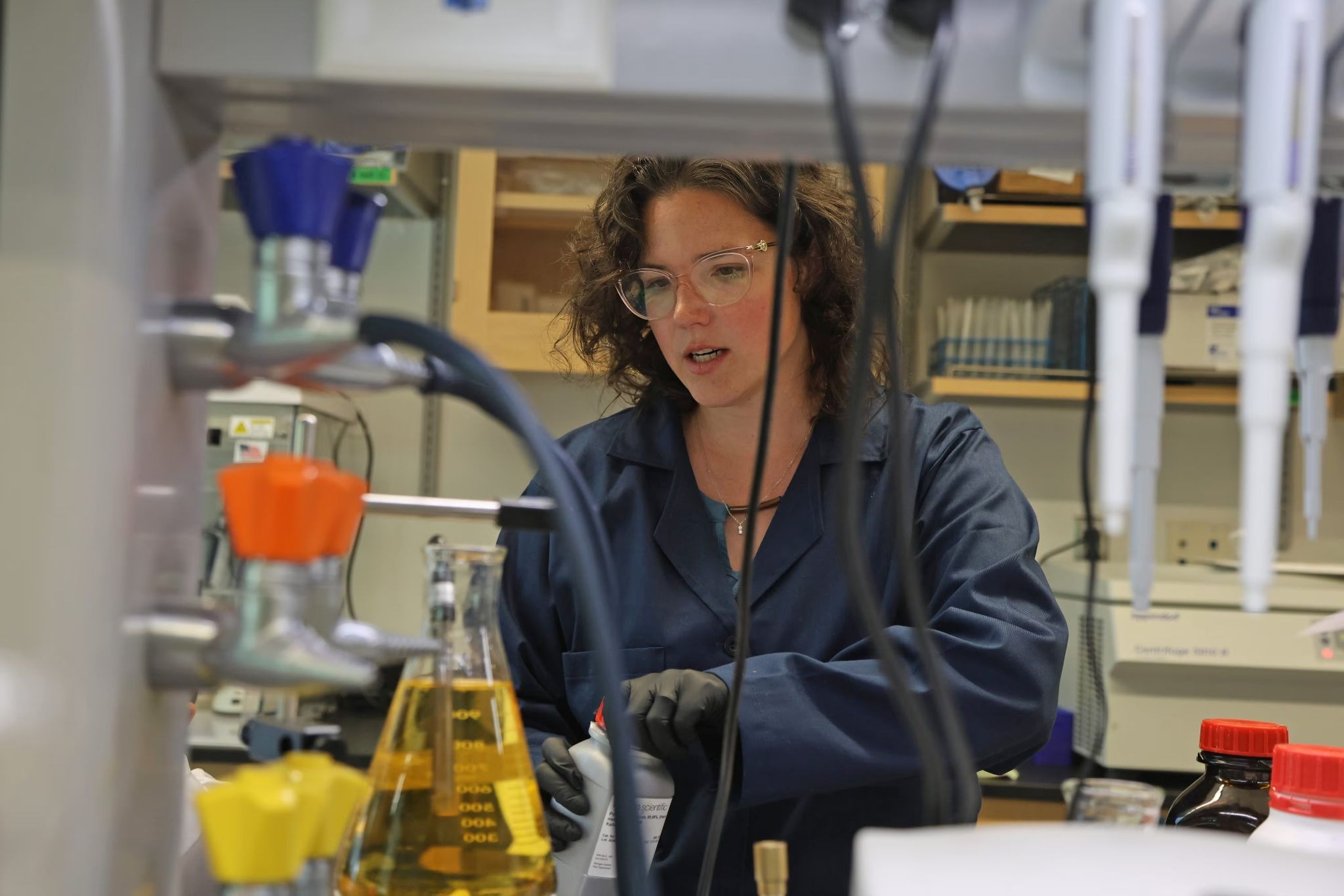 La Dra. Alexis Mraz trabaja en su laboratorio de biología en The College of New Jersey. Analizó datos recopilados por NJ.com sobre casos de cáncer en Keyport y Union Beach cerca del vertedero Aeromarine. Chris Pedota, Para NJ.com