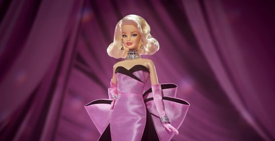 Barbie celebra a Marilyn Monroe con una muñeca.