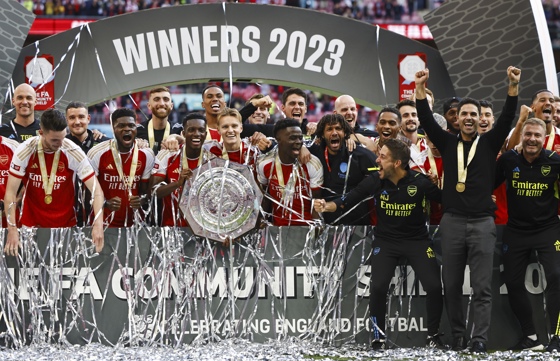 Arsenal y Manchester City levantan el telón inglés