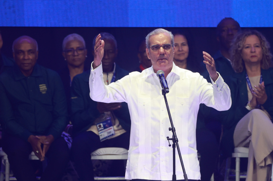 El presidente de República Dominicana, Luis Abinader (c-d), fue captado este 8 de agosto, durante la ceremonia de clausura de los XXV Juegos Centroamericanos y del Caribe, en Santo Domingo (República Dominicana). EFE/Orlando Barría