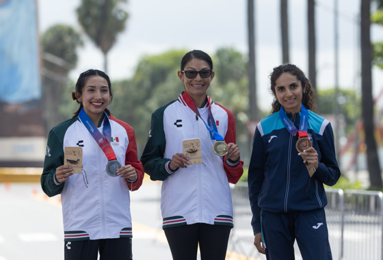 Laura Galván, de México, medalla de oro; Adela Honorato, medalla de plata; y Viviana Aroche, de Guatemala, medalla de bronce, posan en el podio tras la prueba de media maratón este domingo, en los XXV Juegos Centroamericanos y del Caribe Santo Domingo 2026, en Santo Domingo (República Dominicana). EFE/ Orlando Barría