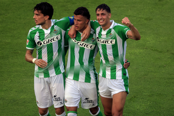 Betis Vs. Milán en San Nicola Betis Vs. Milán en San Nicola