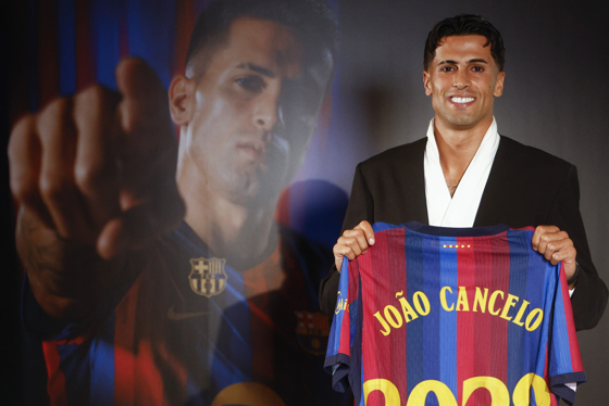 El defensa portugués Joao Cancelo, este jueves, durante su presentación como futbolista del FC Barcelona. EFE/ Quique Garcia