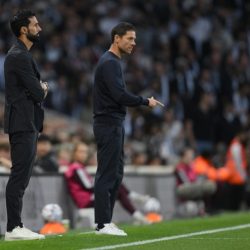 Xabi encima de Arbeloa.