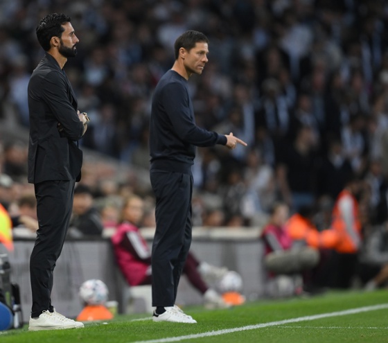Xabi encima de Arbeloa. Xabi encima de Arbeloa.