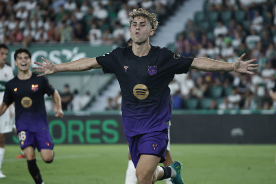 El centrocampista del Barcelona Fermín López celebra tras marcar el 0-5, durante el partido de LaLiga de fútbol que Elche CF y FC Barcelona disputan este domingo en el estadio Martínez Valero. EFE/Manuel Bruque