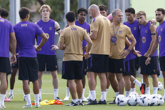 El entrenador alemán del Barcelona, Hansi Flick, junto a sus jugadores en el entrenamiento previo a su enfrentamiento contra el Elche, en el Martínez Valero. EFE/Quique García