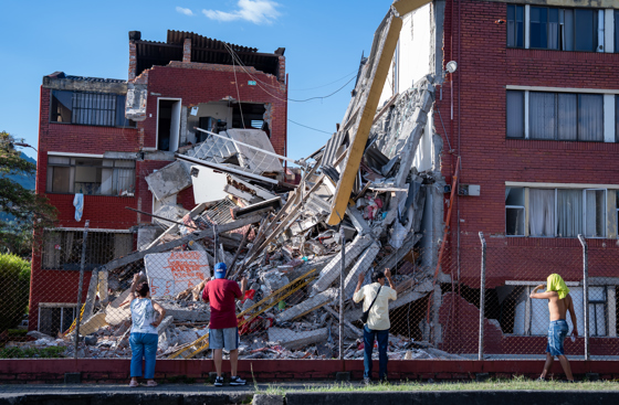 Personas observan viviendas afectadas luego de un terremoto de magnitud 7,4 este lunes, en Pereira (Colombia). EFE/ Leonardo Castañeda