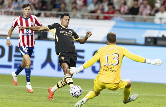 Oblak, ante Reijnders. EFE/EPA/JEON HEON-KYUN