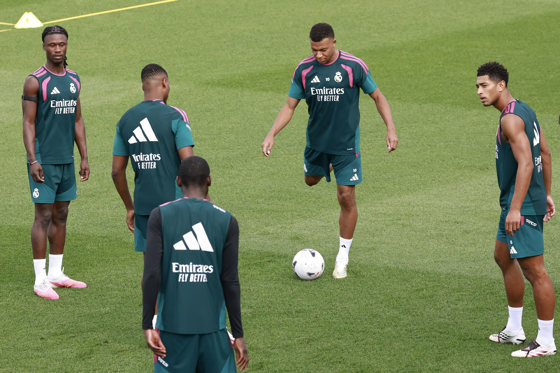 Los jugadores del Real Madrid Eduardo Camavinga (i), Kilyan Mbappé (2d) y Jude Bellingham (d) durante el entrenamiento previo al primer partido oficial de la temporada para el equipo blanco, contra el Espanyol, correspondiente a la segunda jornada de LaLiga. EFE/Chema Moya