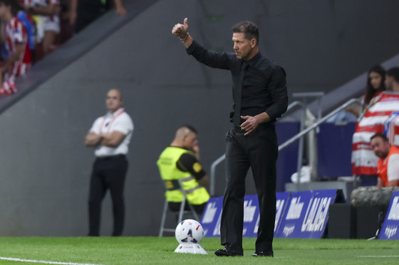 El entrenador del Atlético de Madrid, el argentino Diego Simeone, durante el partido de la primera jornada de LaLiga que Atlético de Madrid y Málaga CF disputan este miércoles en el estadio Metropolitano. EFE/Kiko Huesca