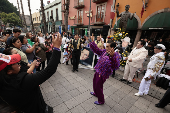 Personas cantan para recordar al cantante mexicano Juan Gabriel este viernes, en la emblemática Plaza Garibaldi, en Ciudad de México (México). EFE/José Méndez