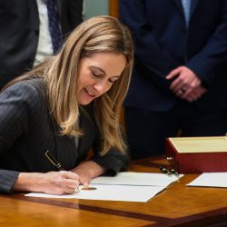 Gov. Mikie Sherrill firma ley de Microtránsito.