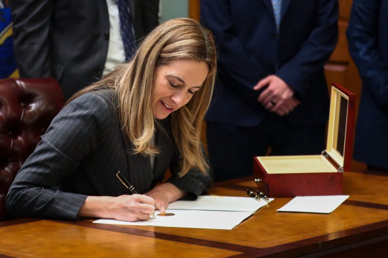 Gov. Mikie Sherrill firma ley de Microtránsito.